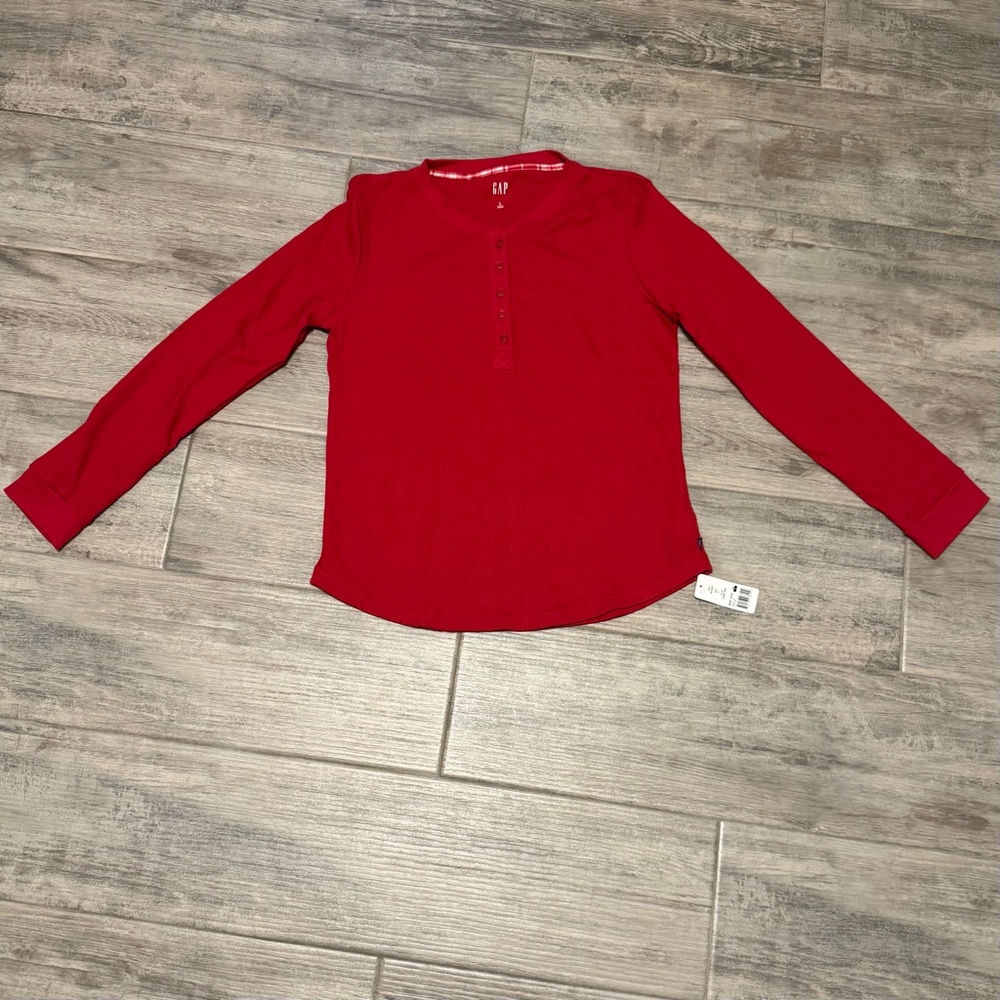 Gap women’s size large red Henley. NWT